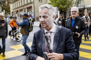 Le Municipal lausannois Pierre-Antoine Hildbrand a été enfariné alors qu'il se rendait à la place de l'Europe depuis la place Aloïse-Corbaz. KEYSTONE/JEAN-CHRISTOPHE BOTT